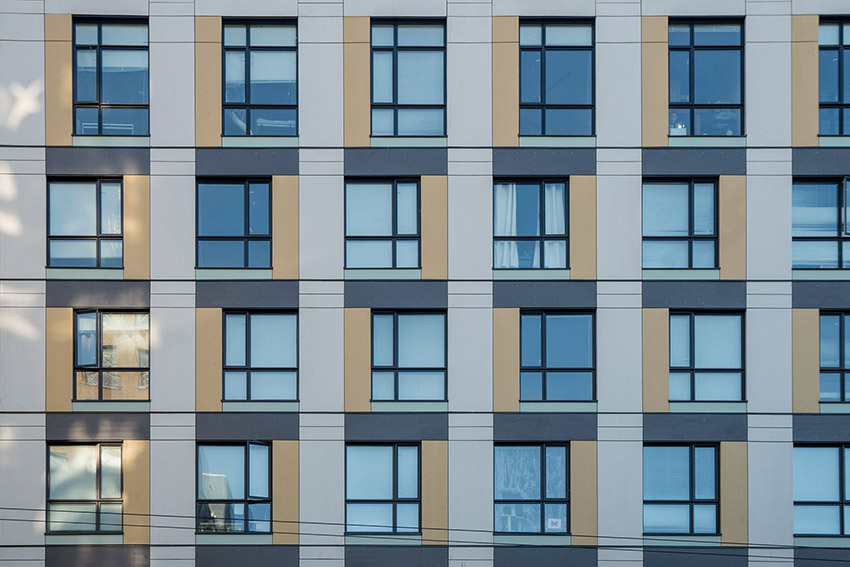 architectural pattern of windows of hastings street building in vancouver